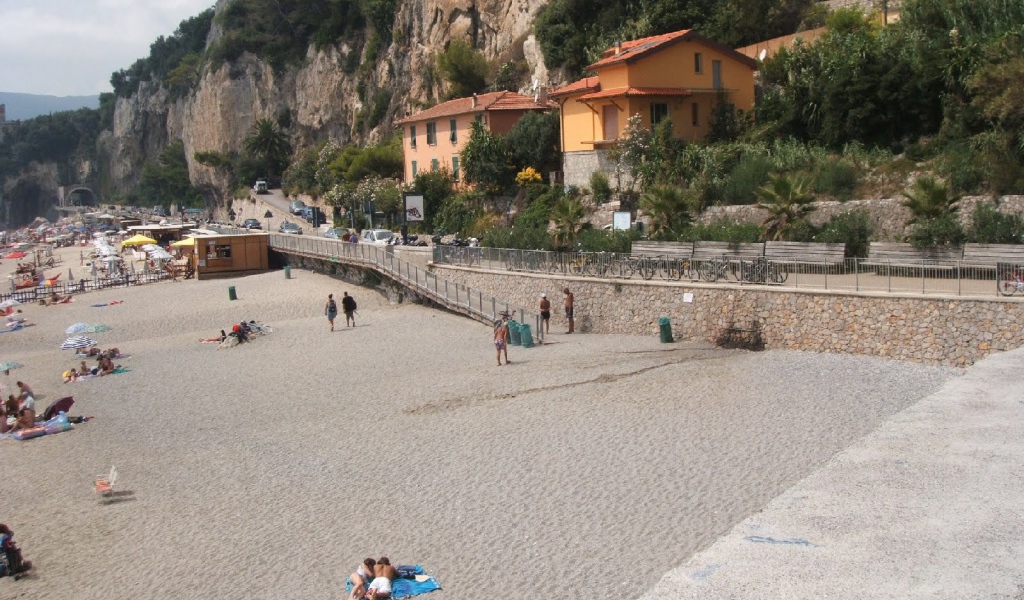 Отдых на пляже на курорте Финале Лигуре, Италия