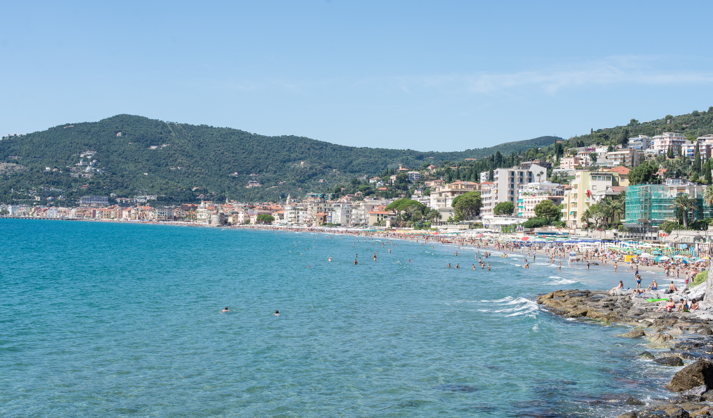 Отдых на пляже на курорте Алассио, Италия