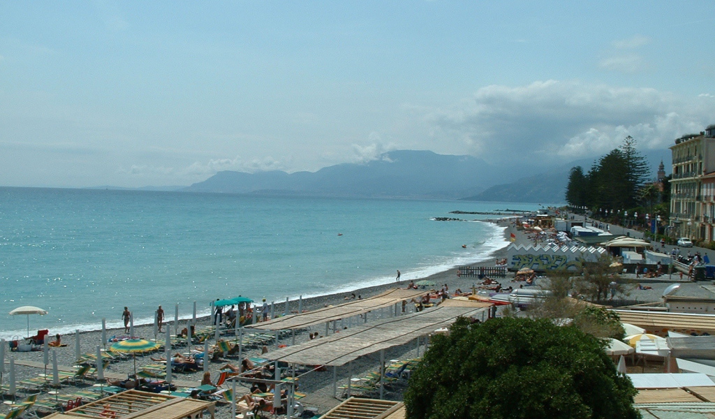 Отдых на пляже на курорте Бордигера, Италия