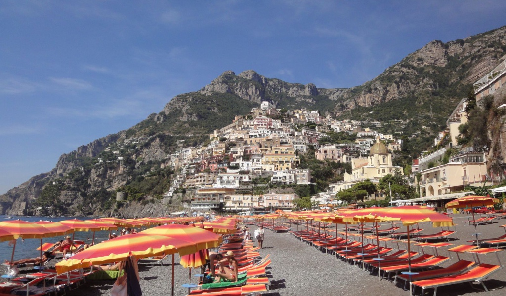Отдых на пляже на курорте Позитано, Италия