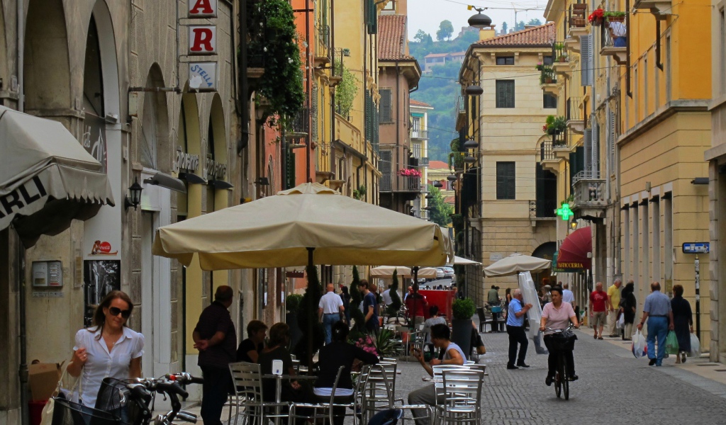 Отдых в уличном кафе в Вероне, Италия