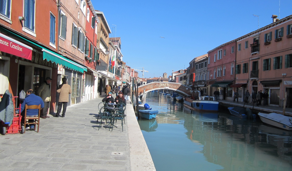 Отдых в уличном кафе на острове Мурано, Италия