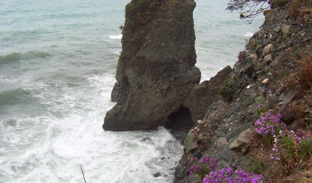 Скала у берега на курорте Челле Лигуре, Италия