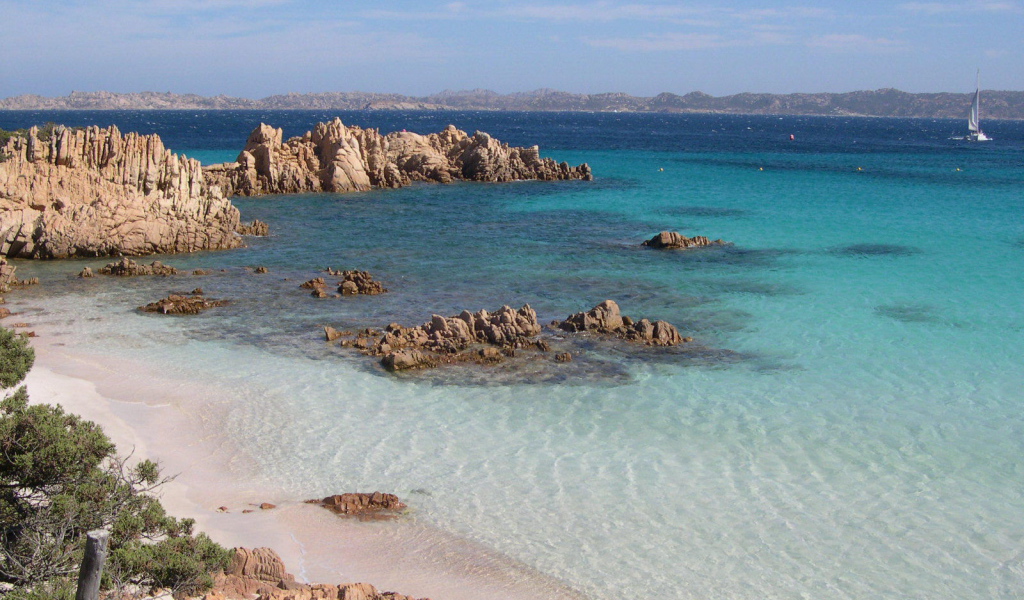 Скалы у побережья на острове Сардиния, Италия