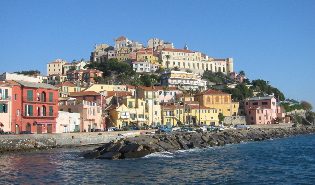 Каменистый берег на курорте Империя, Италия