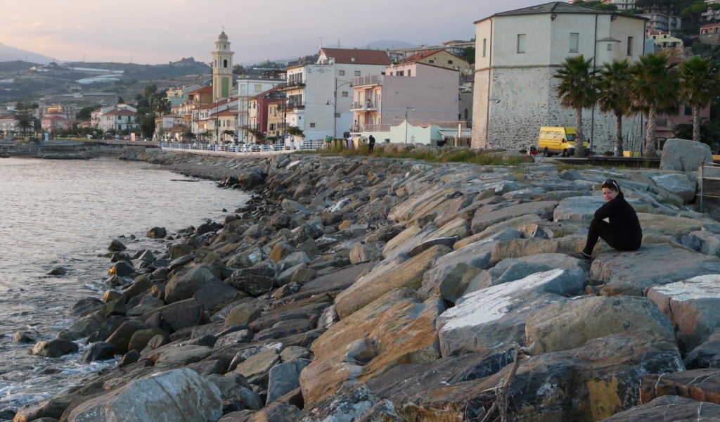 Каменистый берег в Санто Стефано аль Маре, Италия