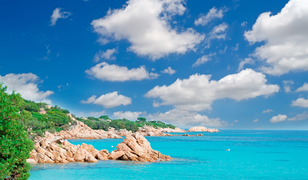 Каменистый берег на курорте Коста Смеральда, Италия