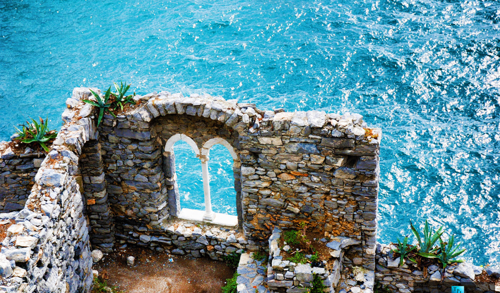 Руины над морем в Лигурии, Италия