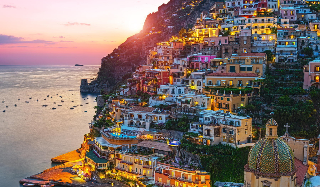Сияющий город на курорте Позитано, Италия