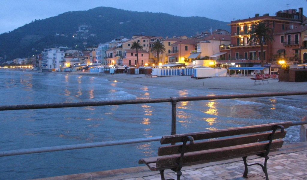 Лавка на набережной на курорте Алассио, Италия