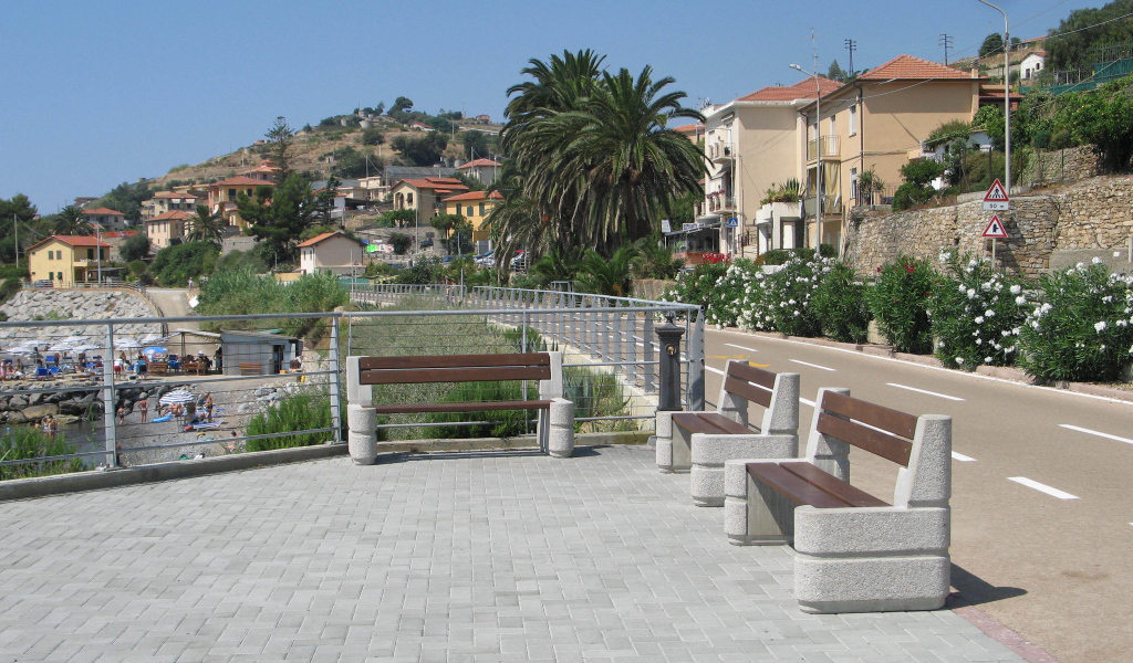 Лавочки на набережной в Санто Стефано аль Маре, Италия