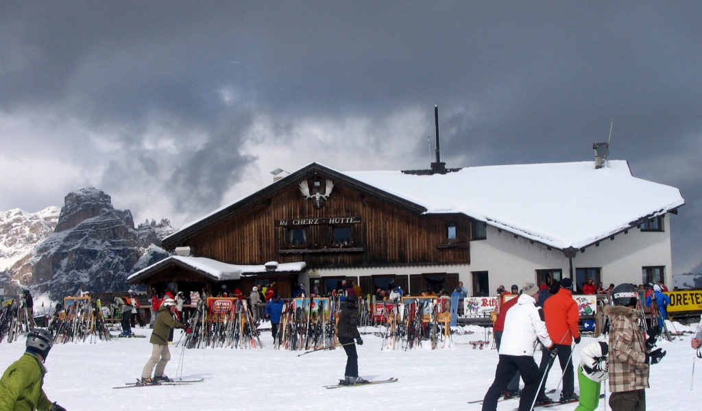 Горнолыжная база на курорте Арабба, Италия