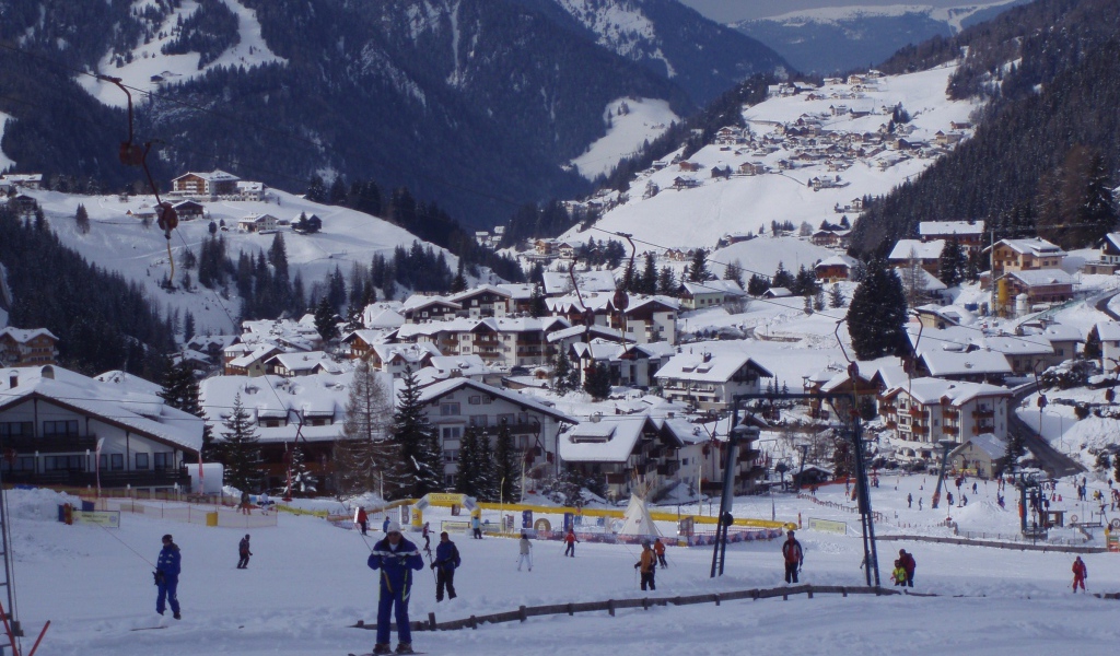 Катание на лыжах на горнолыжном курорте Валь Гардена, Италия