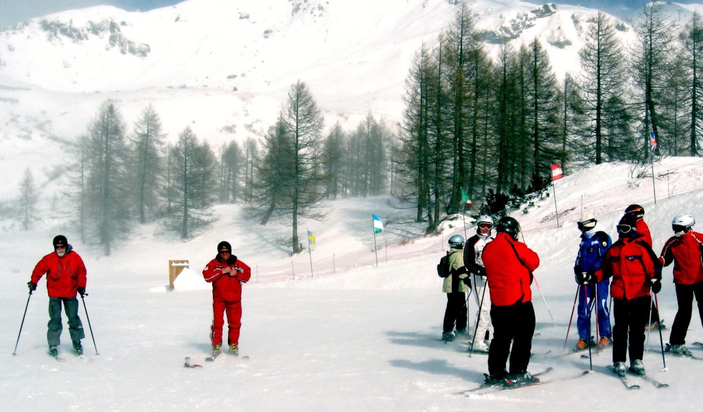 Катание на лыжах на горнолыжном курорте Валь-Ди-Фасса, Италия