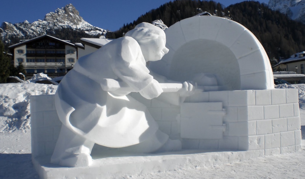 Снежная скульптура на горнолыжном курорте Валь-Ди-Фасса, Италия