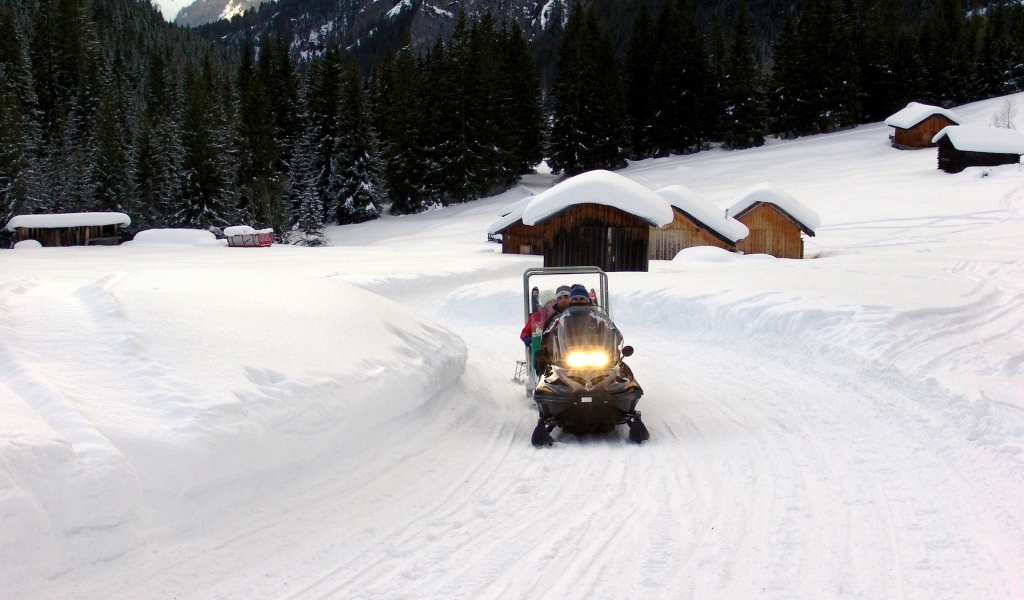 Катание на снегоходе на горнолыжном курорте Валь-Ди-Фаса, Италия