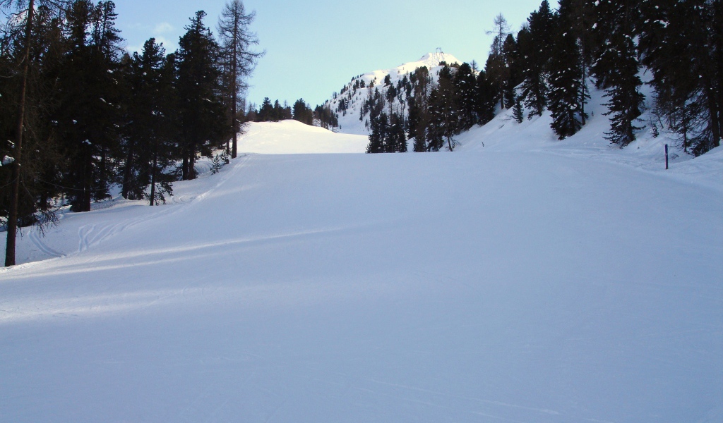 Снежные склоны в окрестностях курорта в Бормио, Италия
