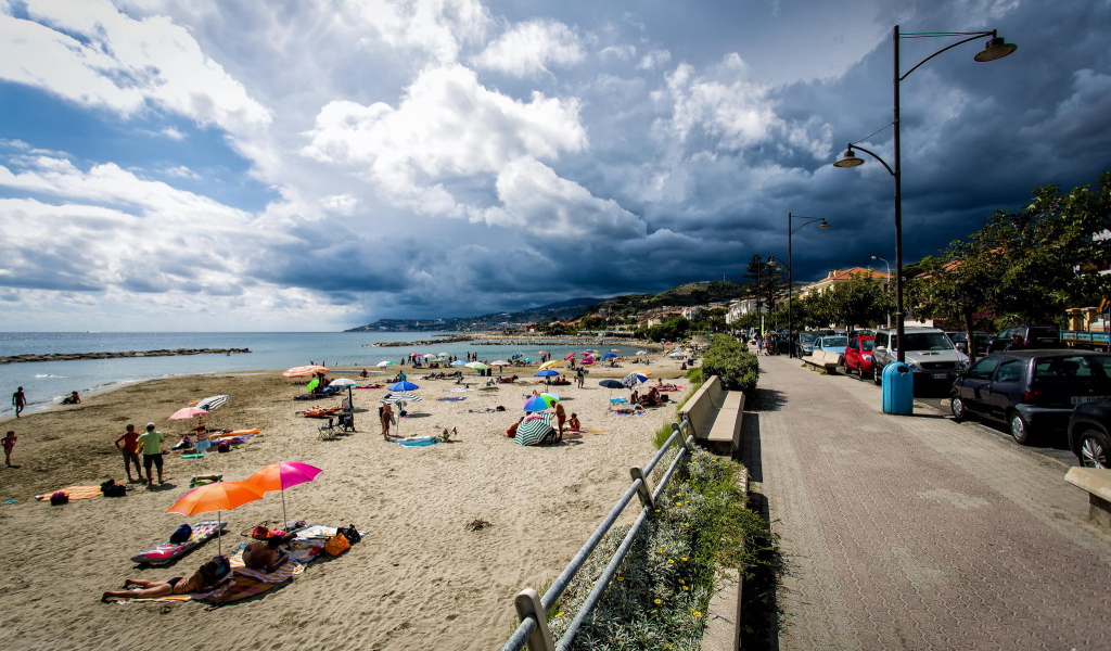 Весенний отдых на пляже в Санто Стефано аль Маре, Италия