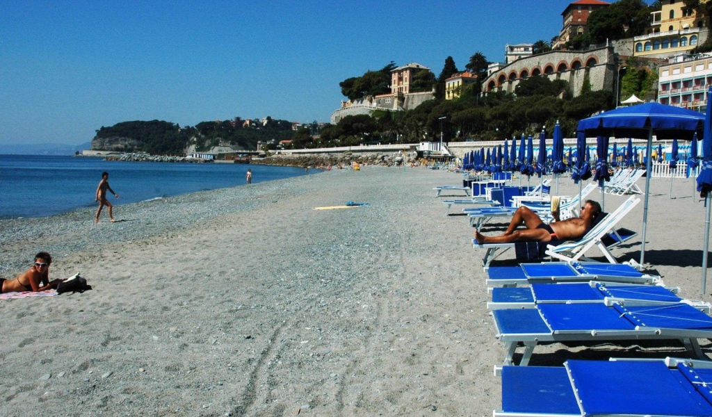 Весенний отдых на пляже на курорте Челле Лигуре, Италия
