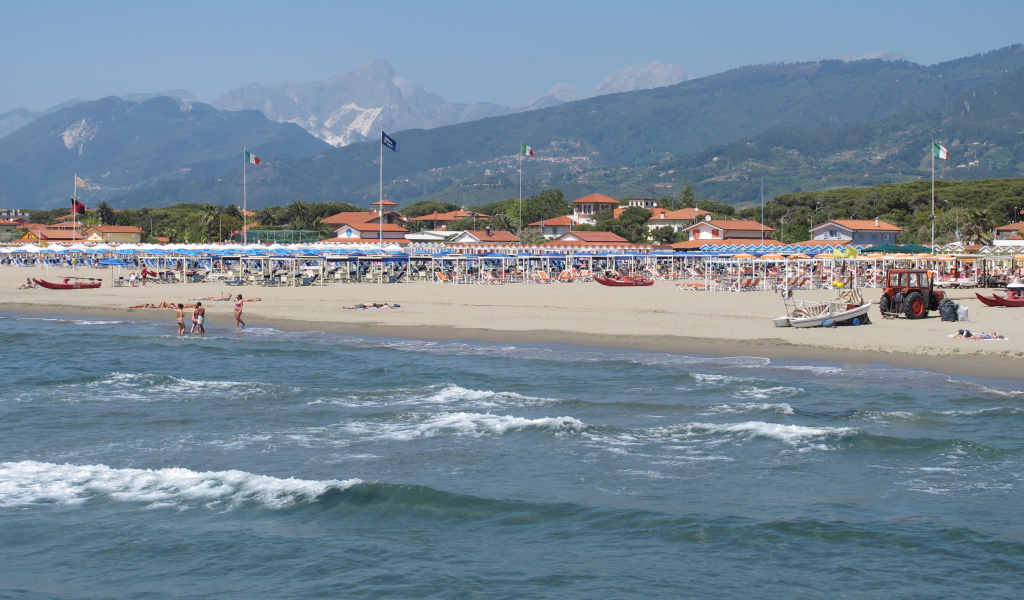 Весенний отдых на пляже на курорте Форте дей Марми, Италия