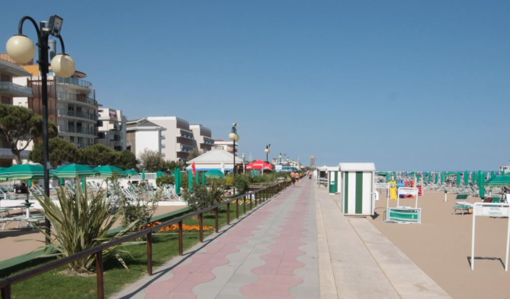 Весенний отдых на пляже на курорте Лидо ди Езоло, Италия