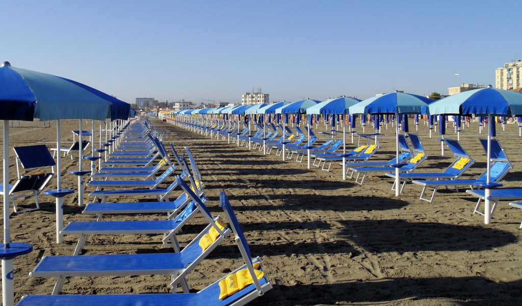 Весенний отдых на пляже на курорте Сан Бартоломео Аль Маре, Италия