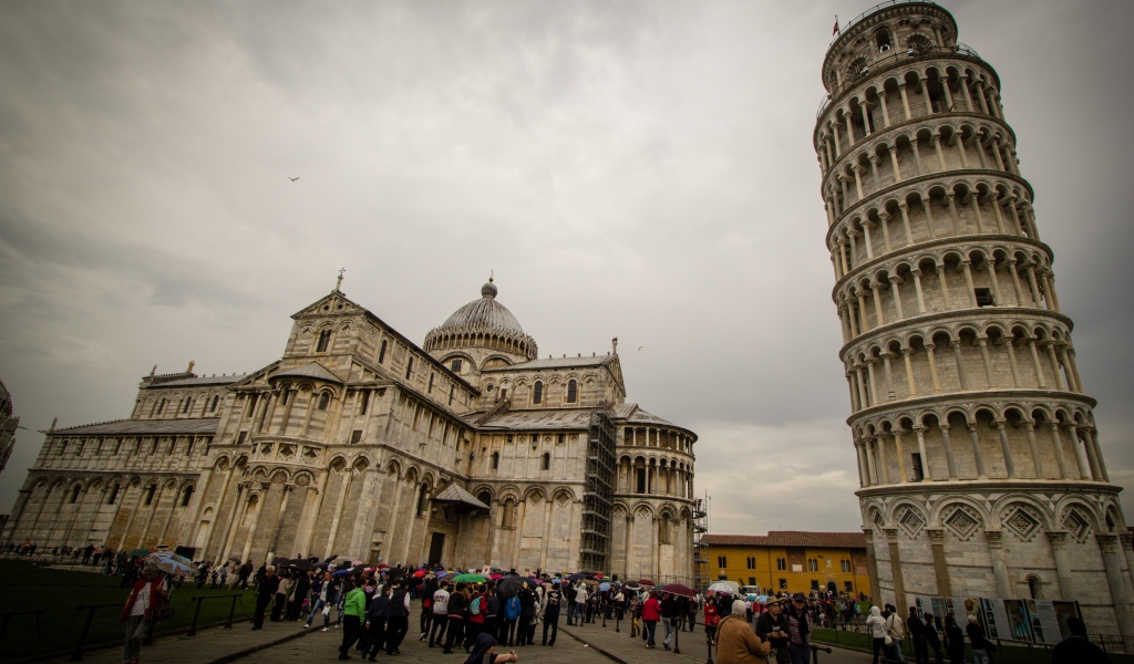 Площадь перед собором в Пизе, Италия