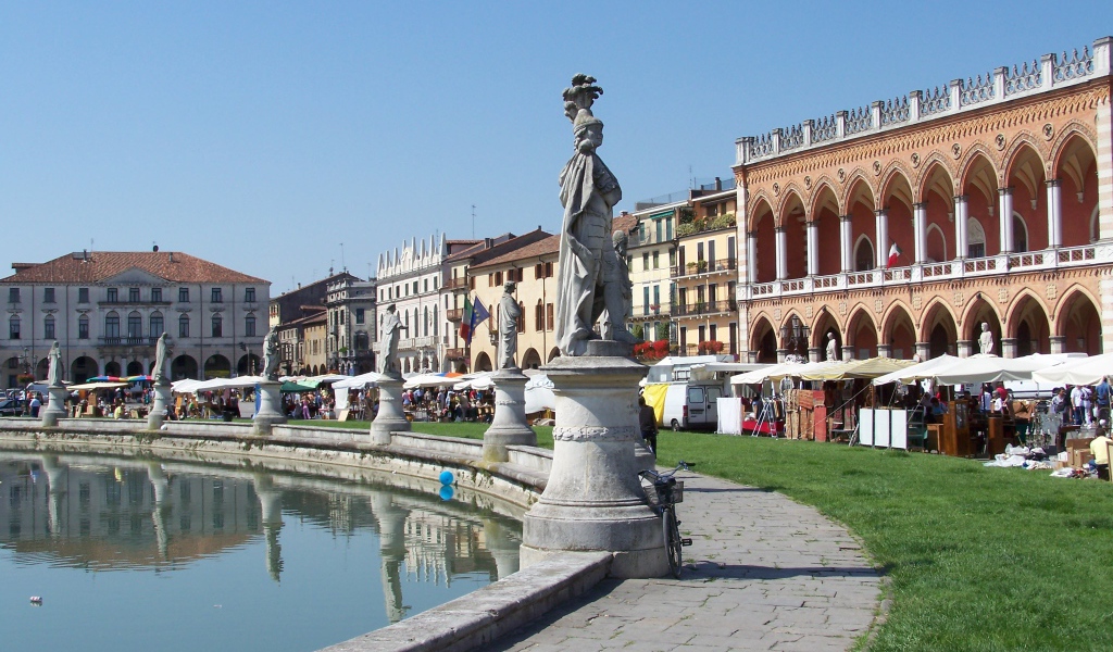 Статуи заслуженных жителей города в Падуе, Италия