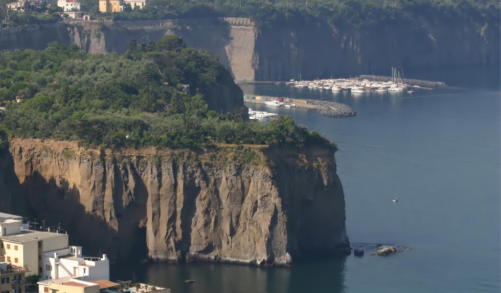 Обрывистые берега в Неаполе, Италия