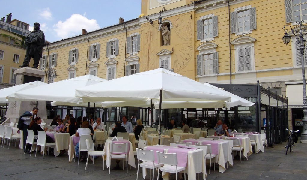 Уличное кафе в Парме, Италия