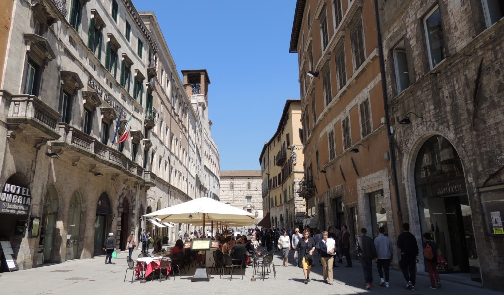 Уличное кафе в Перудже, Италия