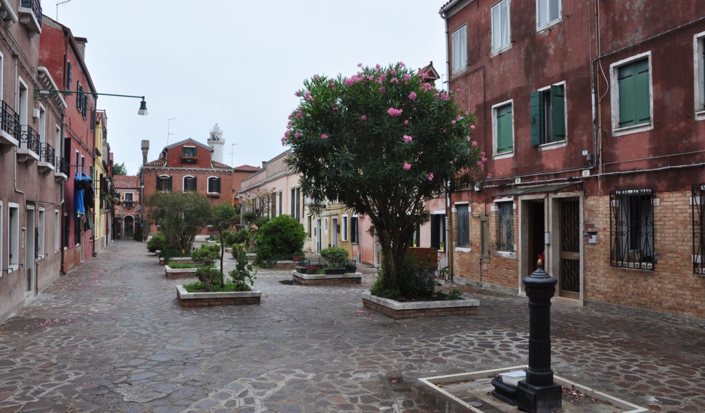 Улица в городе на острове Мурано, Италия