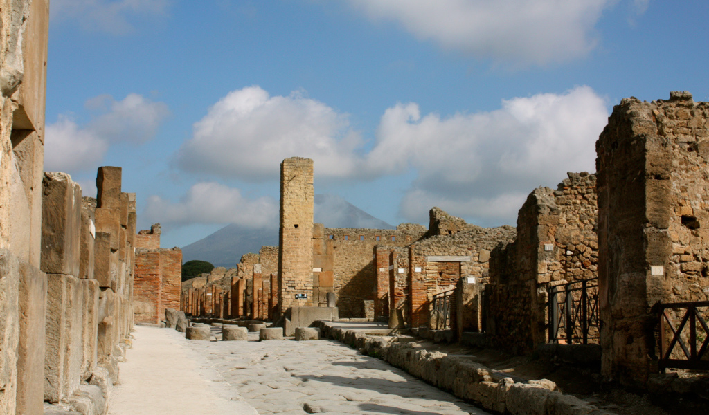 Улица на фоне Везувия в Помпеях, Италия