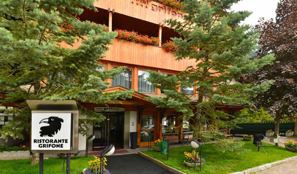 Летний вид отеля Грифон на горнолыжном курорте Мадонна ди Кампильо, Италия