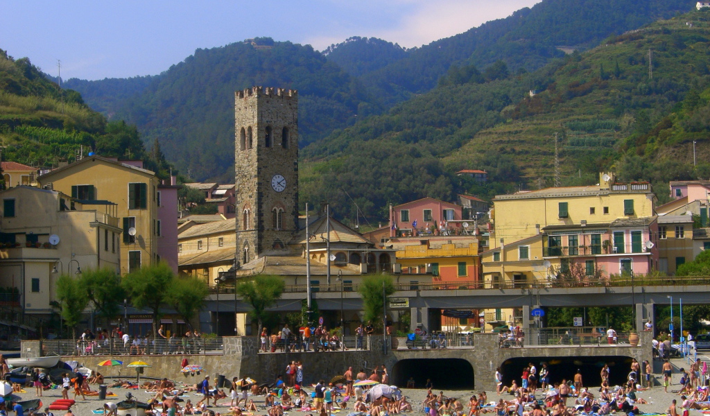 Летний отдых на пляже в Санто Стефано аль Маре, Италия