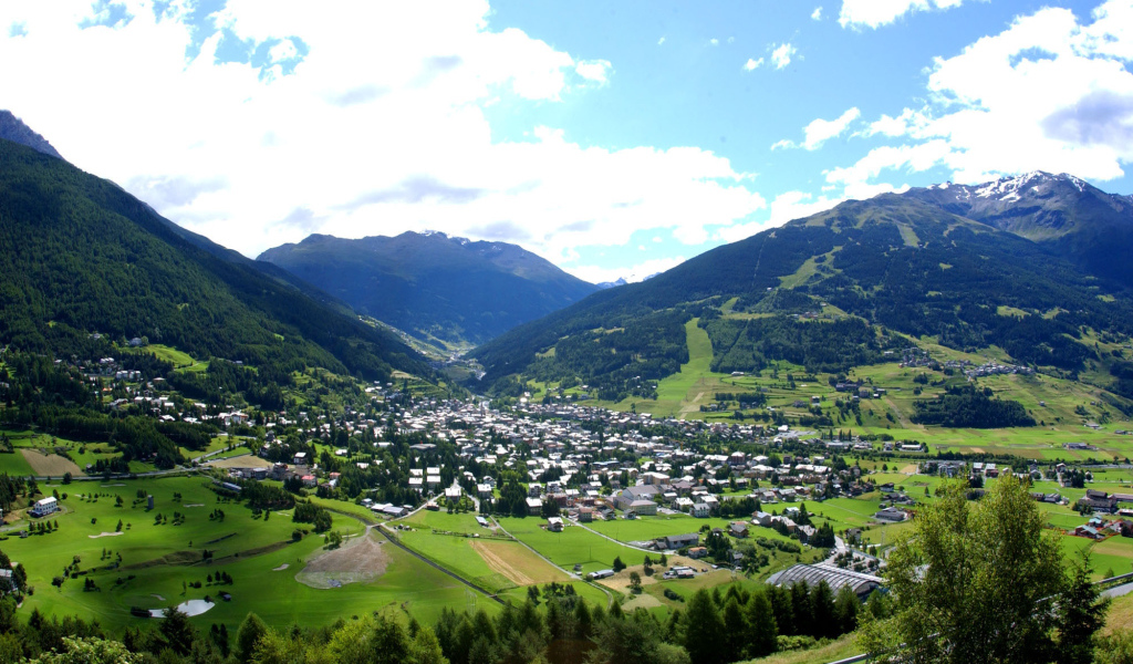 Летний пейзаж на курорте в Бормио, Италия