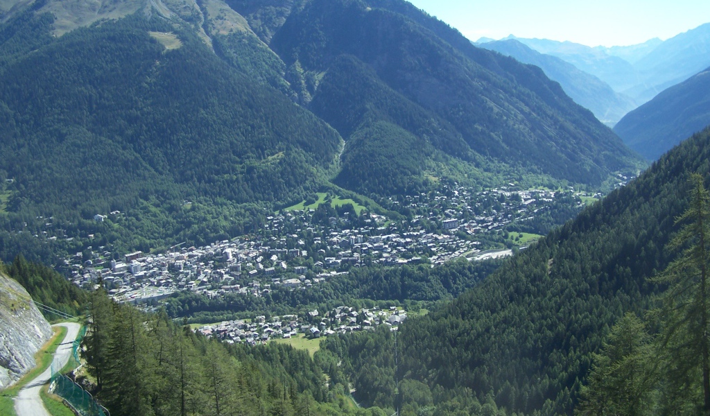 Летний пейзаж на горнолыжном курорте Курмайор, Италия