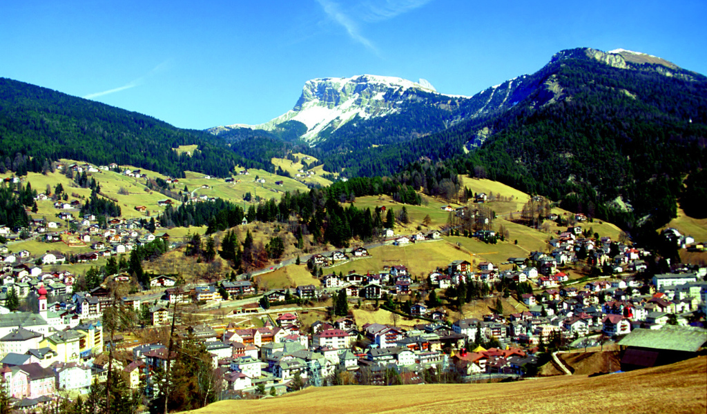 Летний пейзаж на горнолыжном курорте Валь Гардена, Италия