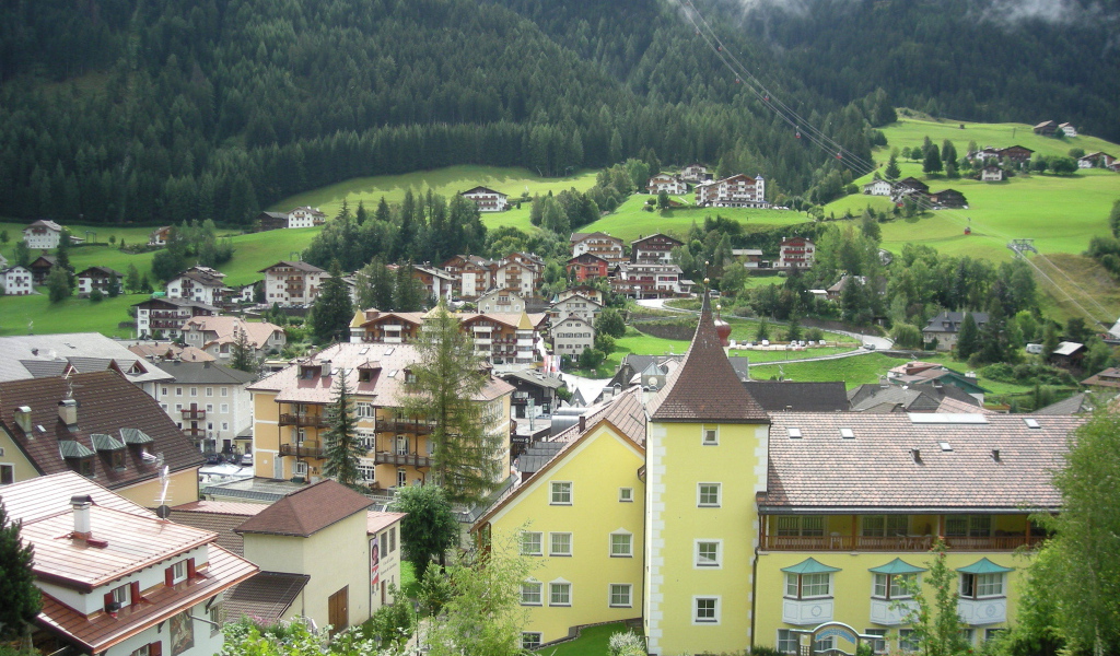 Летний пейзаж на курорте Ортизей, Италия