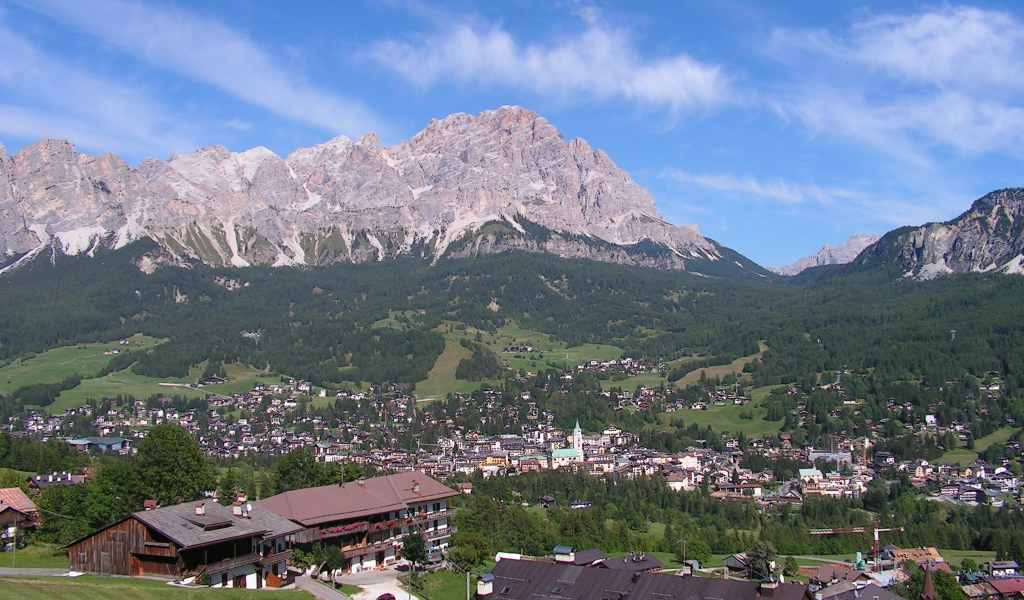 Летний пейзаж на горнолыжном курорте Кортина д'Ампеццо, Италия