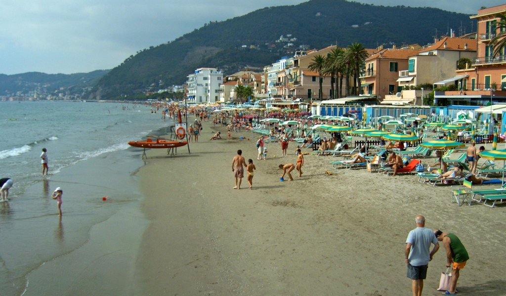 Летний отдых на пляже на курорте Алассио, Италия