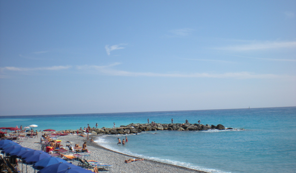 Летний отдых на пляже на курорте Бордигера, Италия