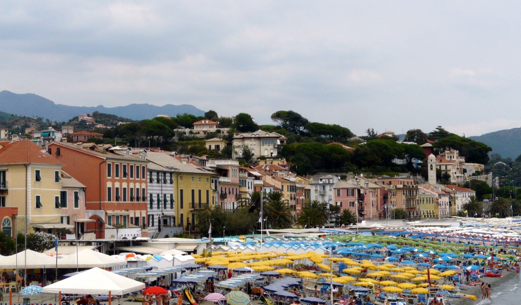 Летний отдых на пляже на курорте Челле Лигуре, Италия