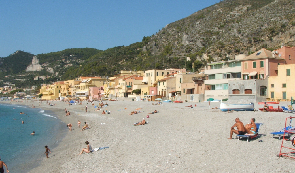 Летний отдых на пляже на курорте Финале Лигуре, Италия