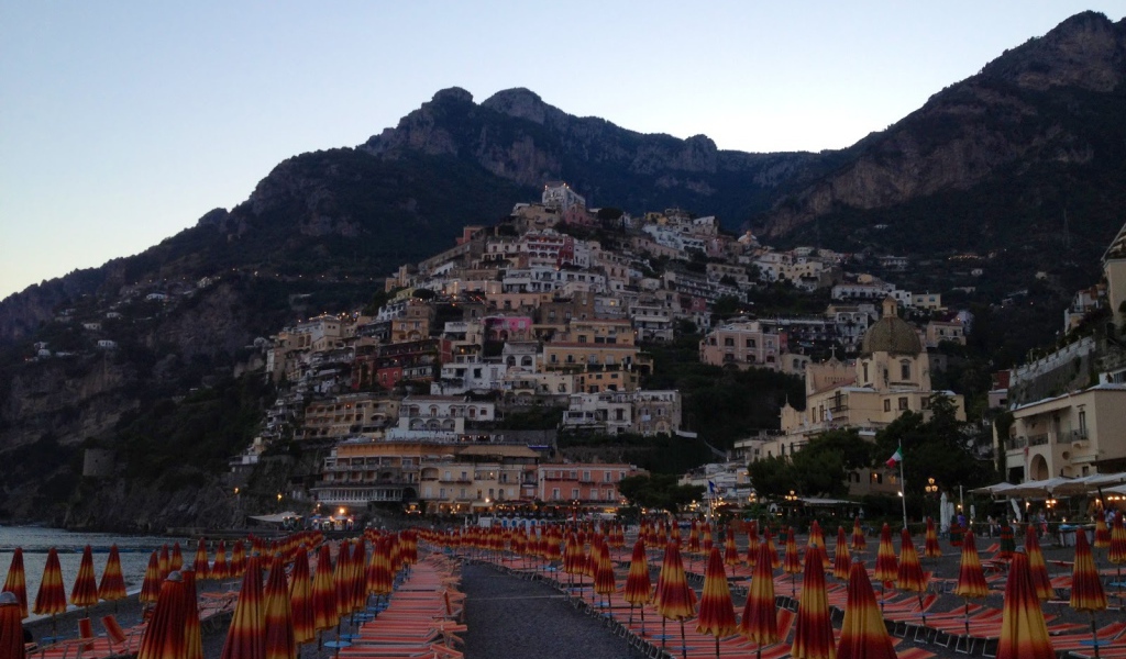 Летний отдых на пляже на курорте Позитано, Италия