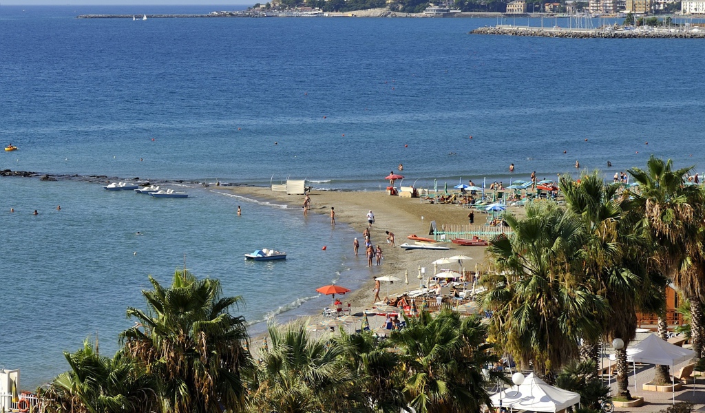 Летний отдых на пляже на курорте Сан Бартоломео Аль Маре, Италия