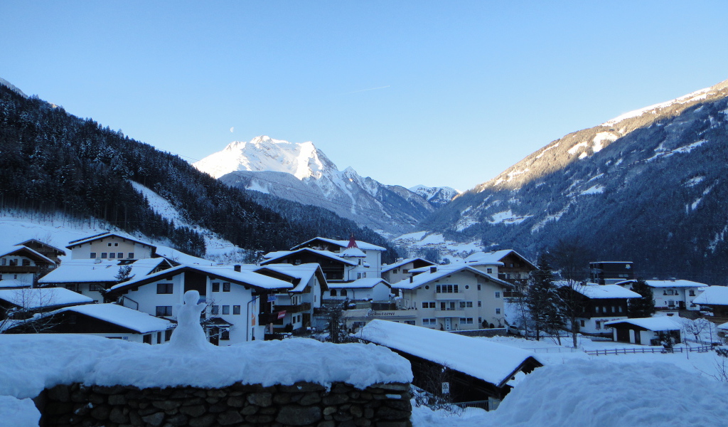 Закат в горах на курорте в Бормио, Италия