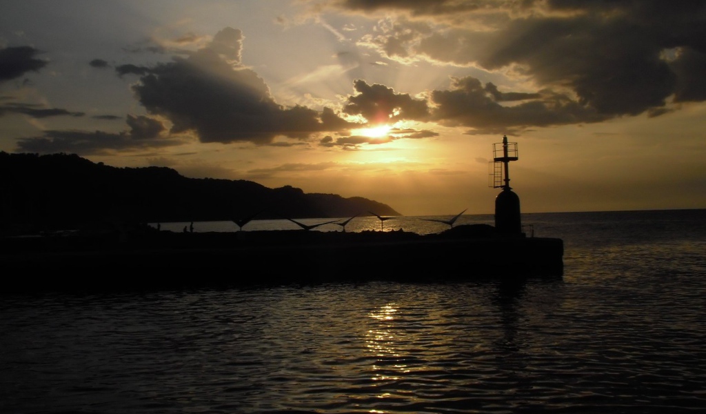 Закат на пляже на курорте Пизавр, Италия