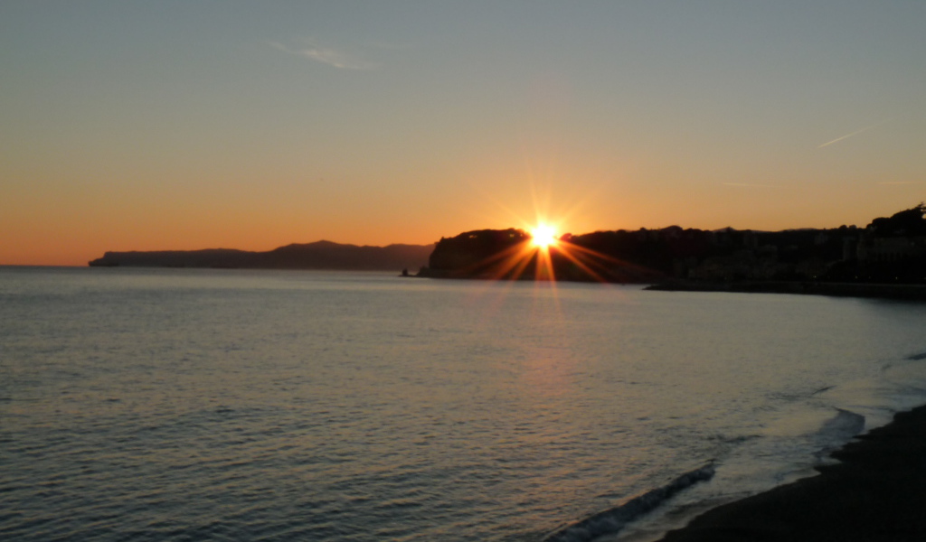 Закат над пляжем на курорте Челле Лигуре, Италия