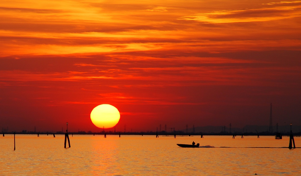 Закат над пляжем на курорте Лидо ди Езоло, Италия